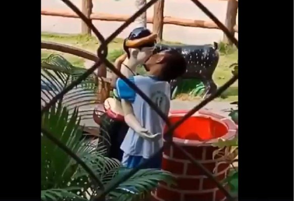 Niño besa a estatua y se vuelve viral en la redes sociales