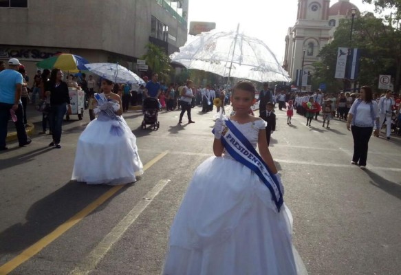 Estudiantes hondureños desfilan en San Pedro Sula en honor a la patria