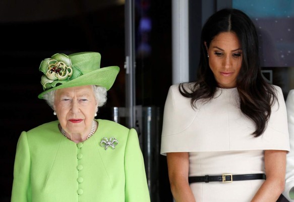 Britain's Queen Elizabeth II and Meghan, Duchess of Sussex observe a moment of silence in memory of the victims of the Grenfell Tower fire disaster during their visit to Chester, Cheshire on June 14, 2018. / AFP PHOTO / POOL / PHIL NOBLE