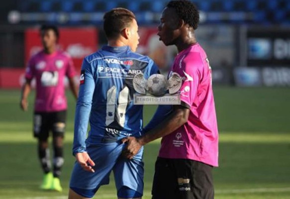 VIDEO: Futbolista podrá ser sancionado por tocar nalgas de rival