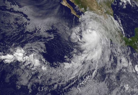 Newton se convierte en huracán y se dirige a México