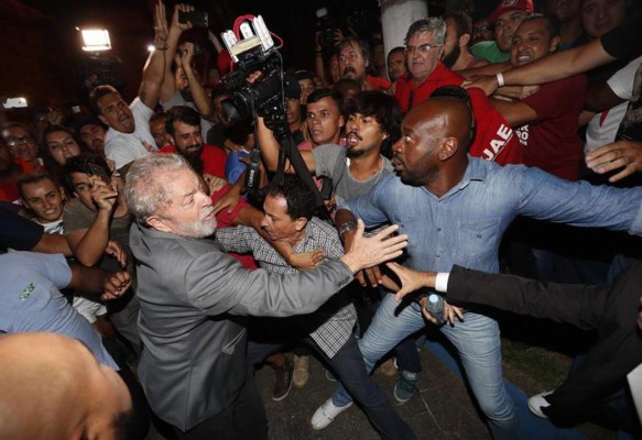 Expresidente Lula da Silva se entrega a la policía para cumplir pena de 12 años