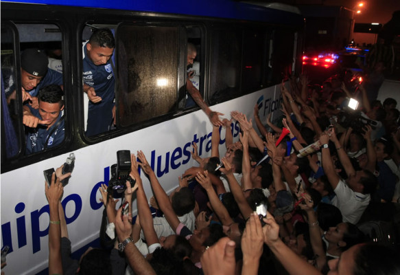 Vídeo: Multitudinario recibimiento de los aficionados a sus héroes