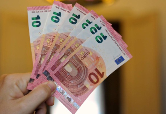 El euro cae bajo $1.27 por primera vez en 22 meses