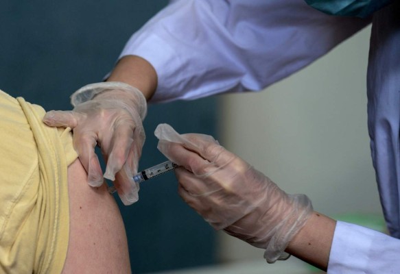La mitad de los adultos de EEUU han recibido al menos una dosis de la vacuna anticovid