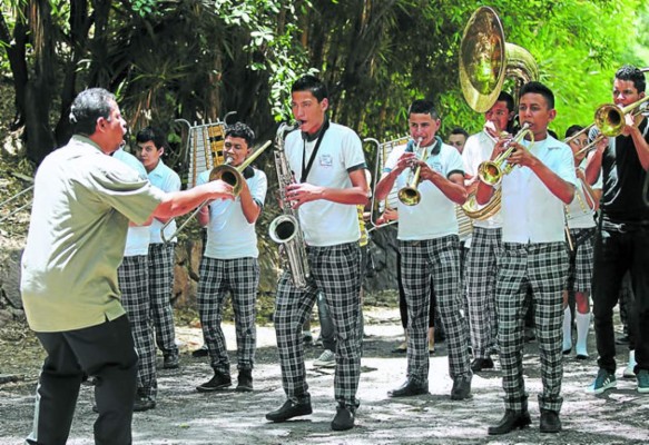 Así se preparan los colegios capitalinos para el 15 de Septiembre