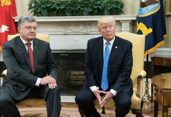 US President Donald Trump meets with his Ukrainian counterpart Petro Poroshenko in the Oval Office at the White House in Washington, DC, on June 20, 2017. / AFP PHOTO / NICHOLAS KAMM