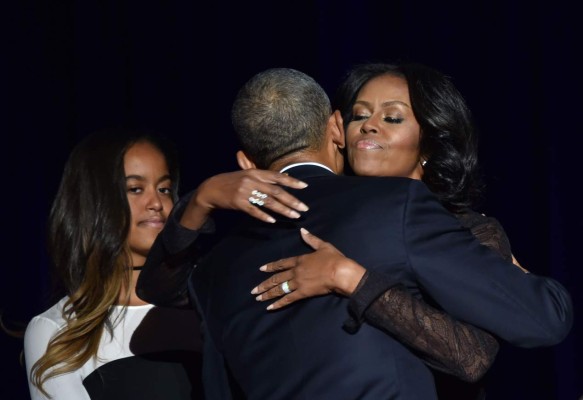 Obama llora al rendir tributo a Michelle en su despedida