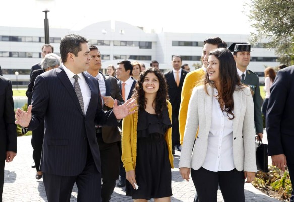 Estudiantes hondureños también participaron y departieron con el presidente Hernández.