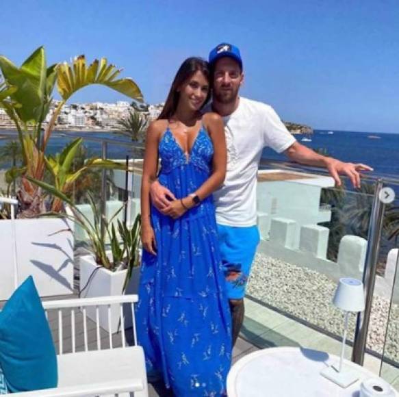 Lionel Messi y su siempre hermosa esposa Antonela Rocuzzo están pasando unos días de vacaciones en Ibiza.