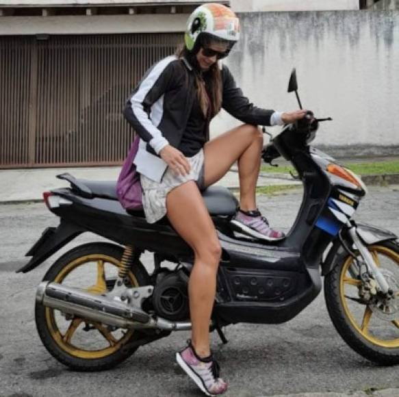 La joven se desplaza en su propia motocicleta durante las protestas en Caracas.
