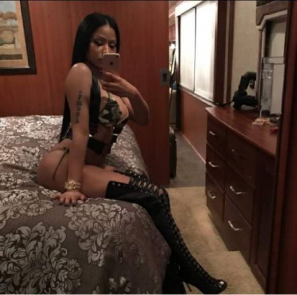 Después de las polémicas fotos en las que posó desnuda, Nicki Minaj vuelve a encender las redes sociales con esta sexy foto en la intimidad de su hogar.