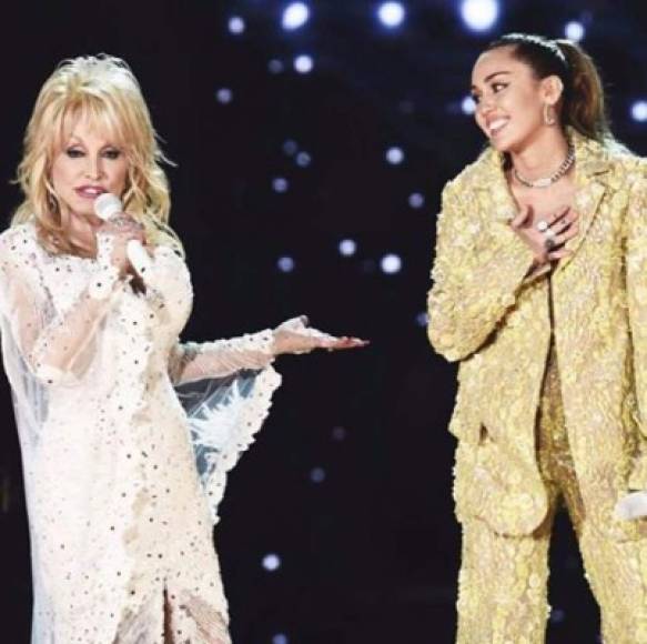 Para su segunda actuación de la noche, Miley dejó atrás el color negro. <br/><br/>Se unió a la legendaria Dolly Parton en el escenario, y allí cantaron Jolene, una canción del año 1974, a dueto, con toda el alma.