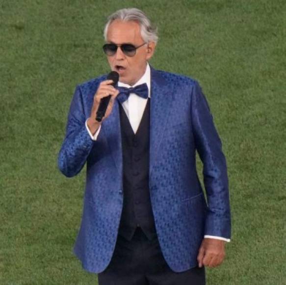 El tenor italiano Andrea Bocelli emocionó este viernes a los 16.000 espectadores presentes en el estadio Olímpico de Roma al cantar el aria 'Nessun Dorma', acompañado por un espectáculo pirotécnico y una coreografía con 24 globos fluctuantes, en la ceremonia de apertura de la Eurocopa.<br/>