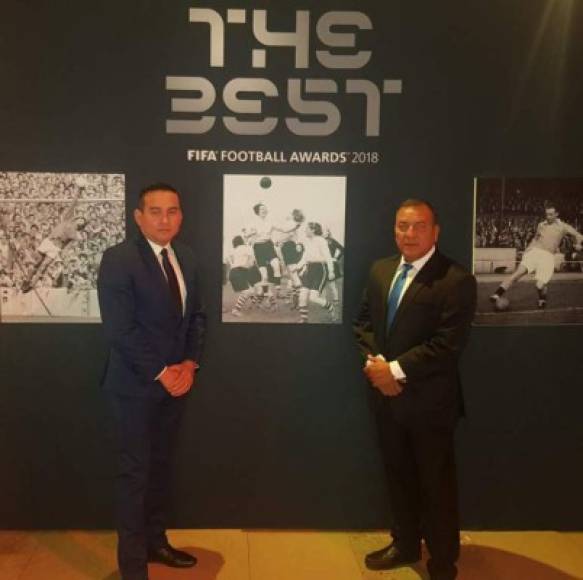 Jorge Jiménez y Carlos Tábora, ambos entrenadores estuvieron representando a Honduras y se hicieron presente al premio The Best.