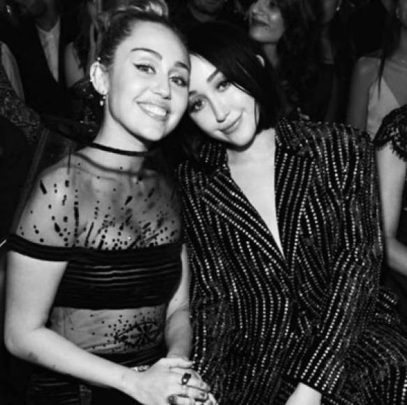 Miley tuvo un cambio de vestuario para presenciar la gala de los Grammys quien estuvo acompañada de su hermana Noah, sus padres y madrina Dolly Parton.