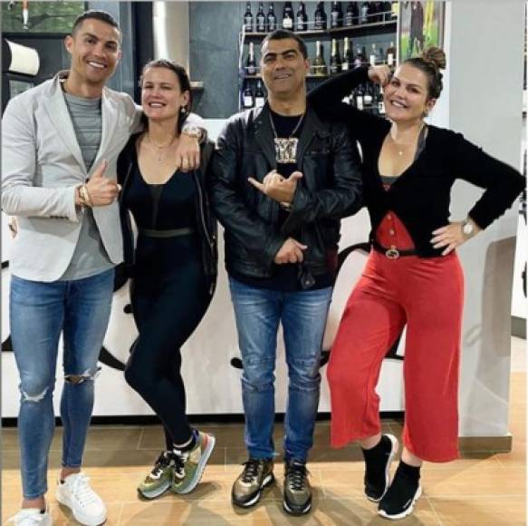 Cristiano Ronaldo junto a sus hermanas y hermano en la casa de Madeira.