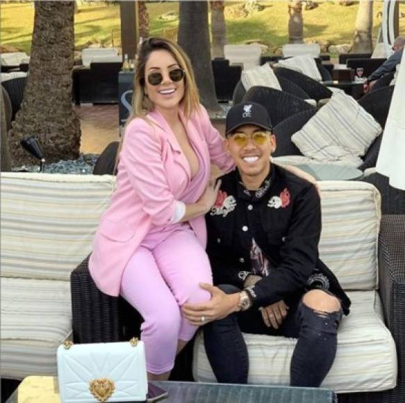 Roberto Firmino, delantero brasileño del Liverpool de Inglaterra, disfrutó del día con su bella esposa Larissa Pereira.