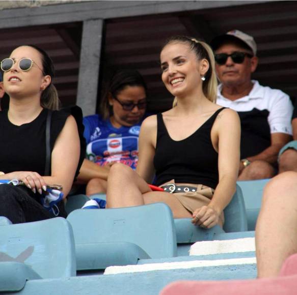 Estas dos bellezas disfrutaron del partido entre Victoria y Motagua en el estadio Ceibeño.