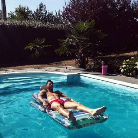 Emiliano Sala disfrutaba mucho de sus días libres o vacaciones estando en la piscina.