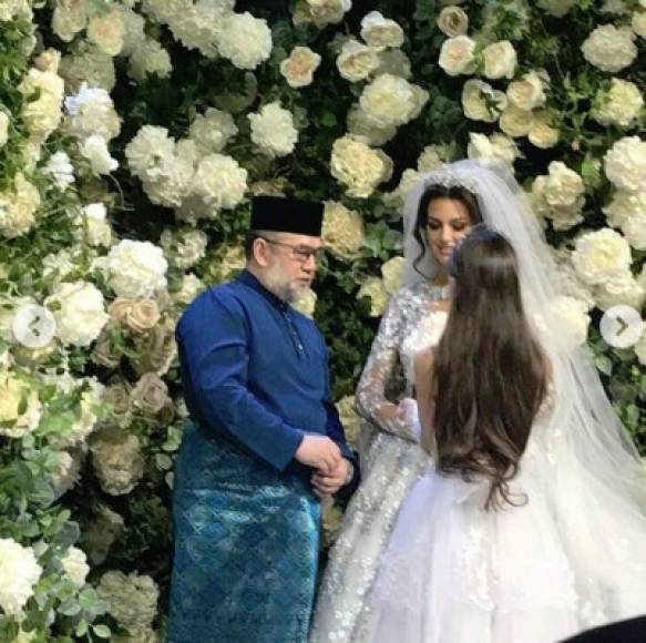 El sultán contrajo matrimonio con la miss rusa de 25 años Oksana Voevodina en un ceremonia en noviembre pasado en Moscú./Foto Twitter Kerajaan Rakyat.
