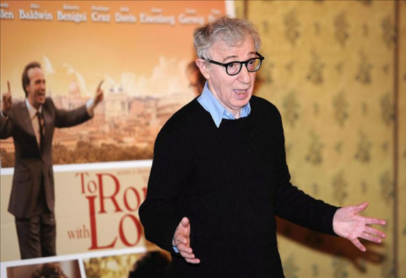 Aliados de Woody Allen siembran dudas sobre abuso