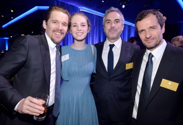 El actor Ethan Hawke con su hija Maya Thurman-Hawky y el director Alfonso Cuaron con el productor de Gravity David Heyman.