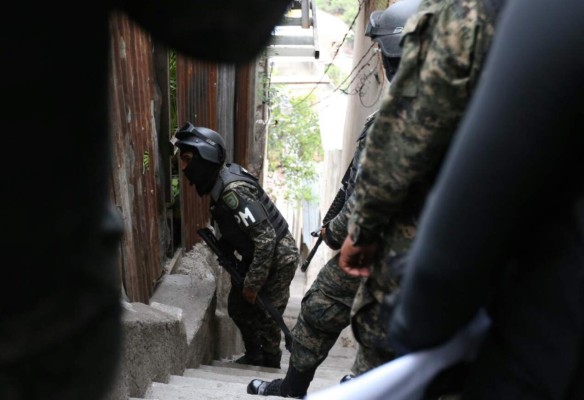 PolicÃ­as y militares ponen en marcha la OperaciÃ³n Tornado en Tegucigalpa, San Pedro Sulay La Ceiba para debilitar estructuras criminales. En el primer dÃ­a de la operaciÃ³n se logrÃ³ la captura deal menos 15 personas vinculadas con pandillas y bandas criminales a nivel nacional