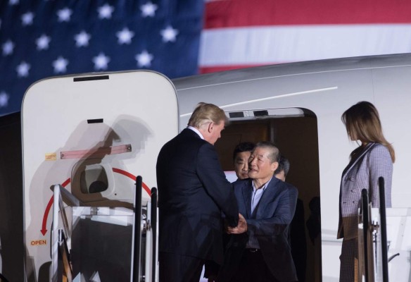Trump recibe a los tres estadounidenses liberados por Kim Jong Un 