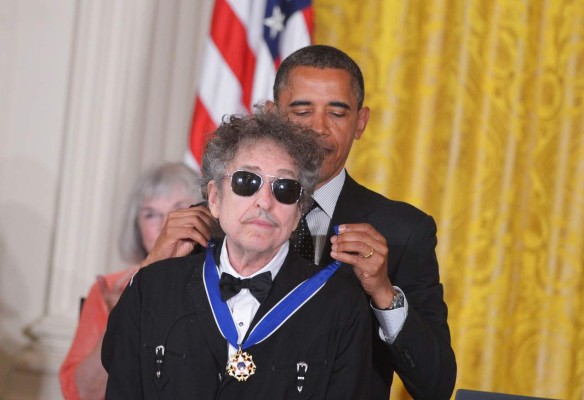 Obama felicitó a Bob Dylan, uno de sus 'poetas favoritos'