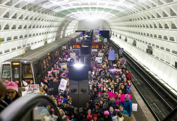 Miles participan en EUA de marchas de mujeres contra Trump