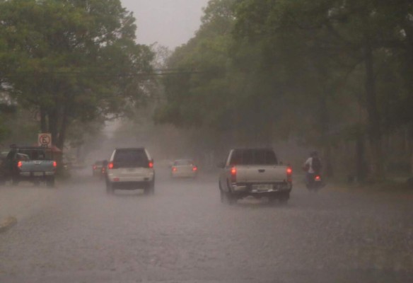 Fuertes lluvias dejan inundaciones en San Pedro Sula