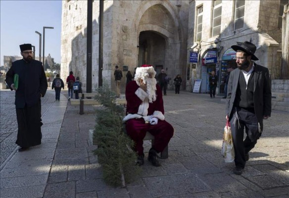 Jerusalén retoma el espíritu navideño con el reparto de árboles a cristianos
