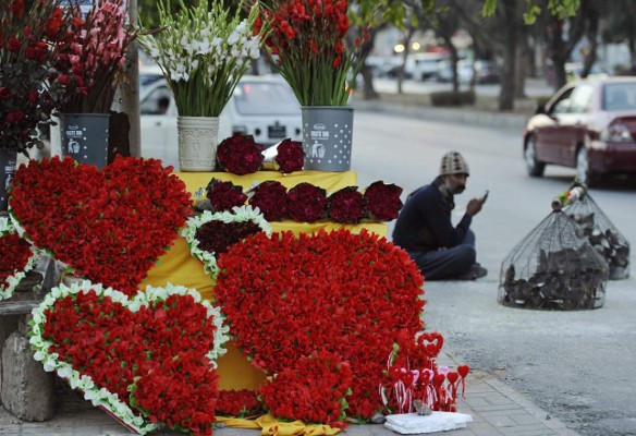 El presidente de Pakistán prohibe a jóvenes no celebrar San Valentín