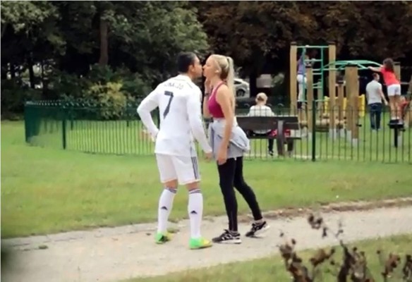 Video: Un joven intenta conquistar mujeres vestido de Cristiano Ronaldo