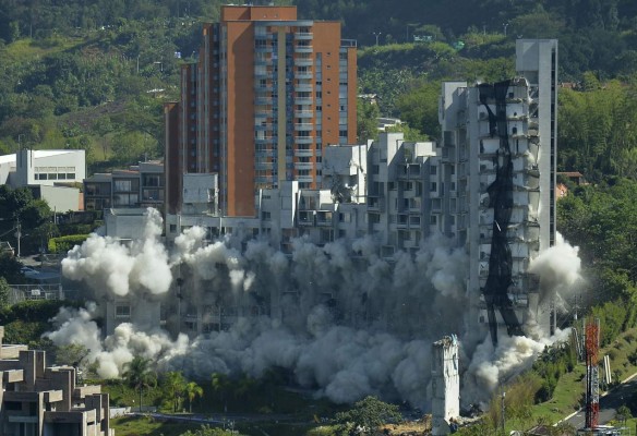Impresionante demolición de complejo residencial en Colombia