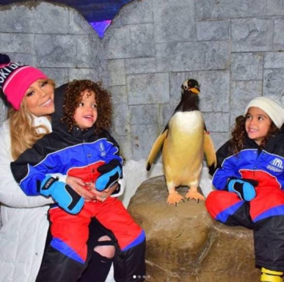 La cantante Mariah Carey y sus gemelos han hecho una visita a los pingüinos en el Mall de Dubai de los Emiratos durante la visita de la estrella para el Festival de Jazz de Dubai de este año.