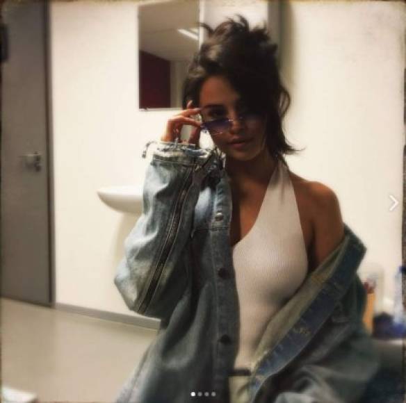La cantante Selena Gómez ya estrenó la nueva actualización de Instagram que permite compartir varias fotos. En ellas se ve a la artista posando muy sexy y sonriente.