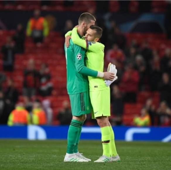 Jordi Alba se abraza con su compatriota y compañero de la Selección de España, David De Gea, portero del Manchester United.