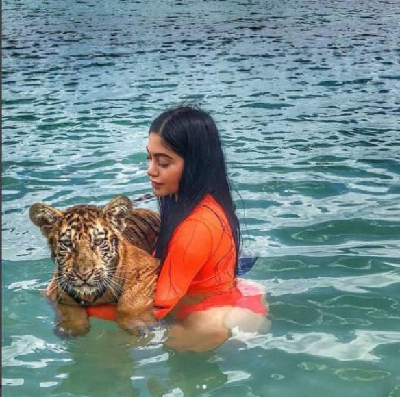 Jayline compartió varias instantánes de su viaje a la isla hondureña con sus más de 7.5 millones de seguidores en Instagram.