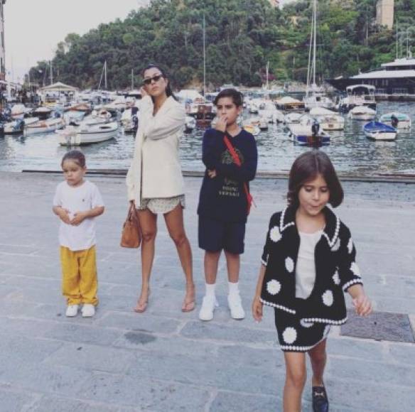 'Kourtney no entiende por qué Poosh no ha despegado como ella esperaba, pero está culpando a Kris. Cree que Kris ha enfocado mucho de su tiempo y energía en Kily y Kim y se ha olvidado completamente de ella', dijo la fuente a Radar Online.