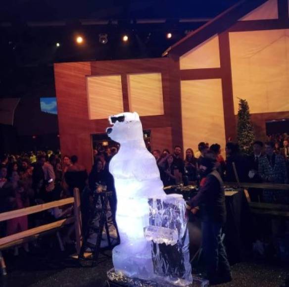Las esculturas de hielo fueron una de las grandes atracciones de la villa navideña de Facebook.