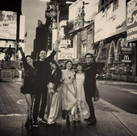 En otra de las imágenes, Bárbara y Fernando posan junto a sus amigos muy felices en Times Square.