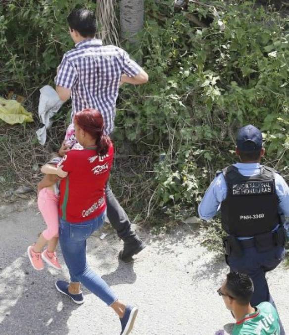 Lamentable. Esta madre de familia tuvo que salir corriendo con su pequeña luego de la pelea entre ambas barras.