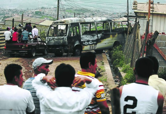 Le prenden fuego a otro bus en la capital de Honduras