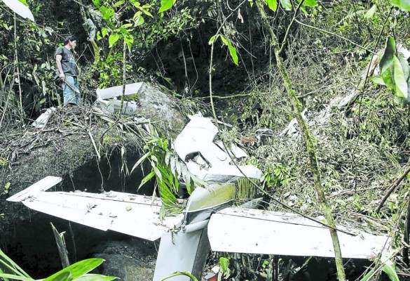 Hallan cadáveres de pilotos junto a la avioneta que se estrelló en Honduras