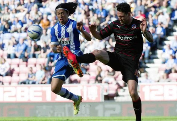 Roger Espinoza y el Wigan ganan y se mantienen en zona de play-offs