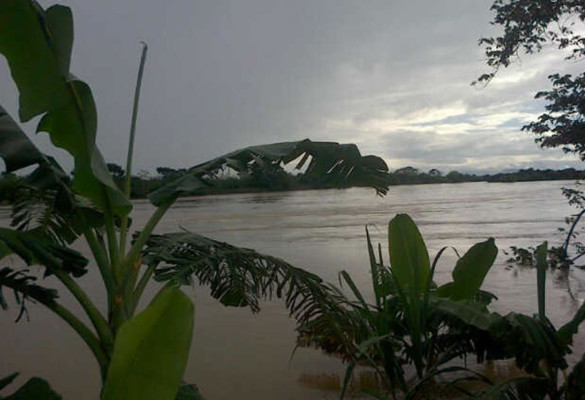 Ríos desbordados y comunidades incomunicadas por lluvias en Colón