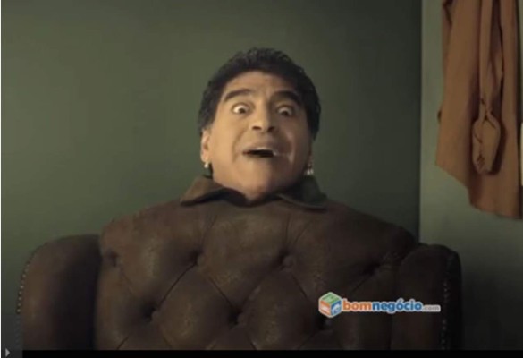 Video: Maradona se disfraza de mueble para burlarse de los brasileños