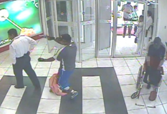 Video: Delincuentes usan silla de ruedas para asaltar un banco